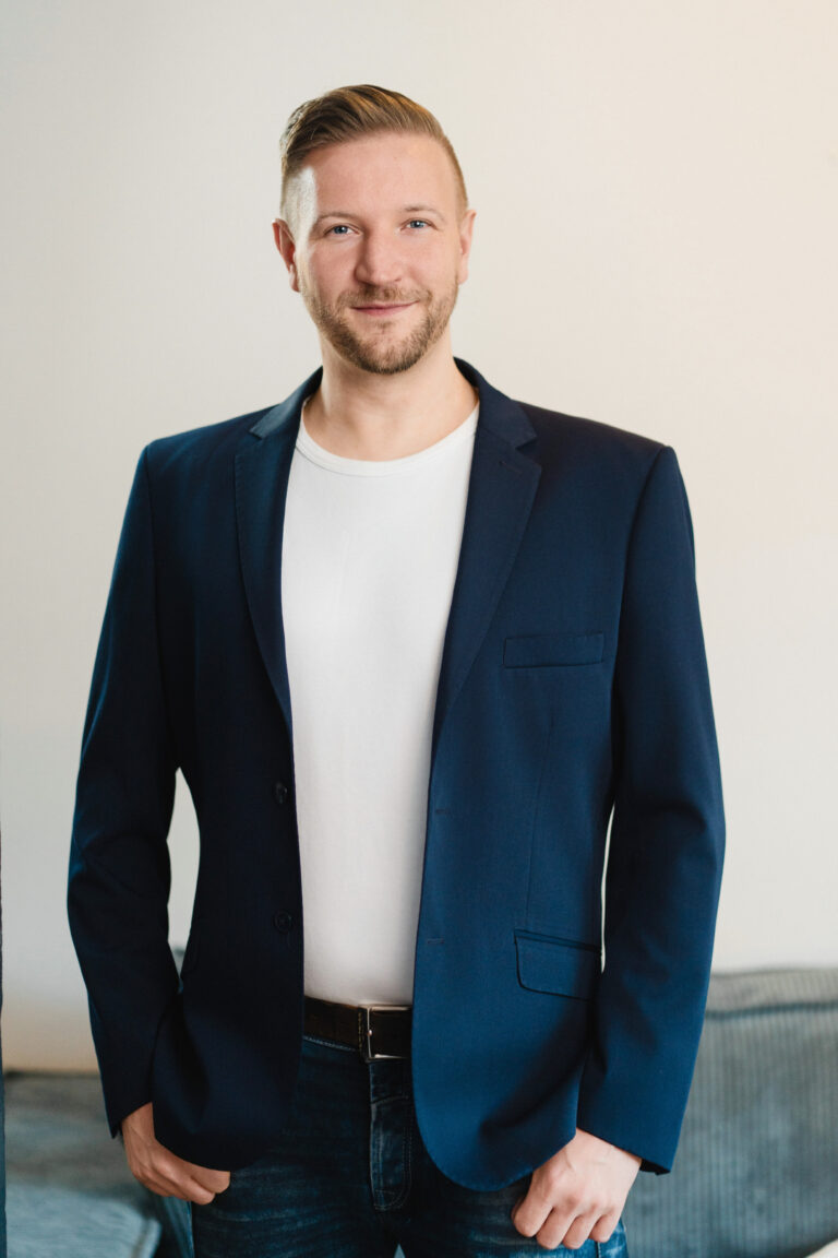 Bindungs- und Emotionscoach Benjamin Schwend stehend im Anzug
