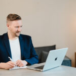 Bindungs- und Emotionscoach Benjamin Schwend sitzend am Laptop